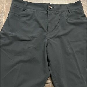 Mens Oakley light weight shorts, black size 34waist